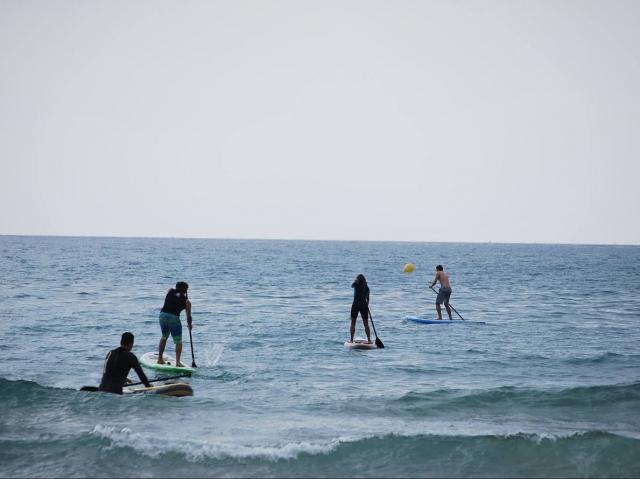 Entrando en el mar para hacer sup en grupo